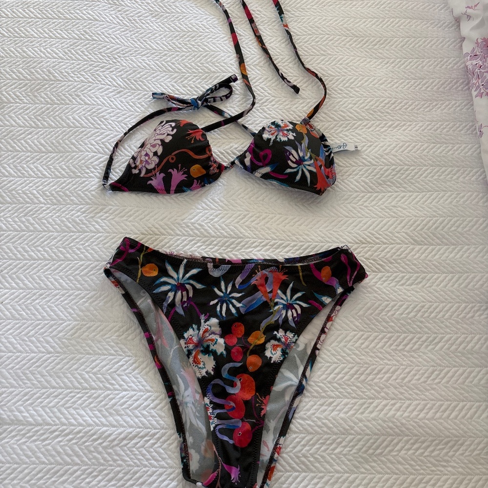 Follow Suit triangle top S/ Marie bottoms M